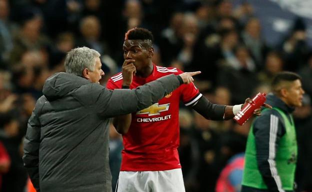 Mourinho y Pogba, intercambiando impresiones durante un partido de la Premier. 