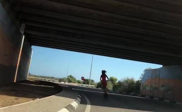 Tráfico en Valencia | La Guardia Civil identifica al joven que circuló con un patinete por una autovía