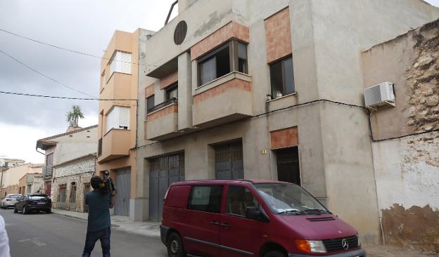 Edificio donde aparecieron los dos cadáveres en la calle Turia de Casinos, ayer por la tarde. 