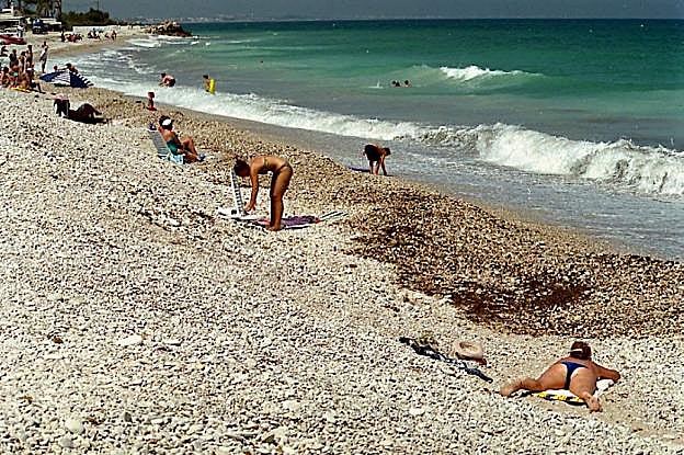 Imagen de archivo de varios bañistas en la playa de l'Almadrava en la zona entre Els Poblets y Dénia. 
