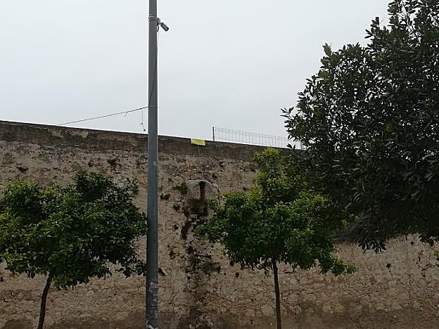 La cámara provisional instalada junto al monumento. 