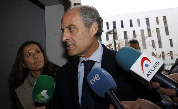 Camps dice que la nueva investigación es una cortina de humo para tapar las conversaciones de Villarejo y la ministra