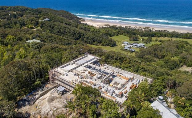 Una fortaleza. El edificio en construcción ocupa un lugar privilegiado de Byron Bay. 