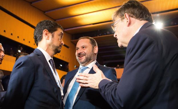 Calvet, conseller catalán de Territorio, el ministro Ábalos y el presidente Puig, en el cato del corredor.