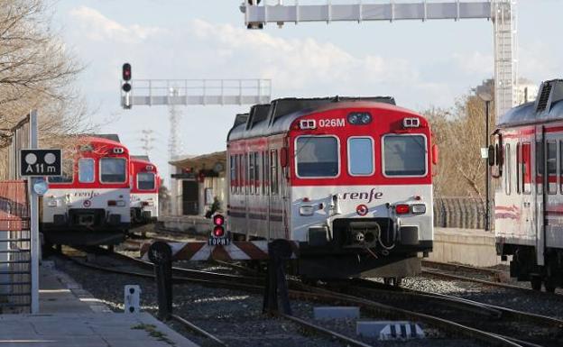 Varios trenes de Cercanías en la estación de San Isidro. 