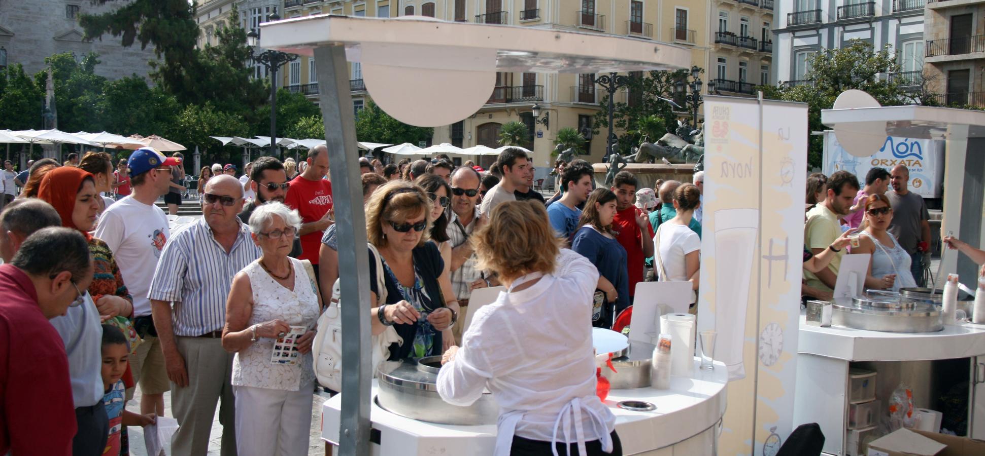 Lunes, 8 de octubre. Gastroneta. Degustación de los productos propios de la mocadorà y horchata en la puerta del Palau de la Generalitat. 9:00 - 18:00. Jornada de puertas abiertas En el Palau de la Generalitat. Visitas guiadas para colegios y asociaciones en el Palau de la Generalitat.