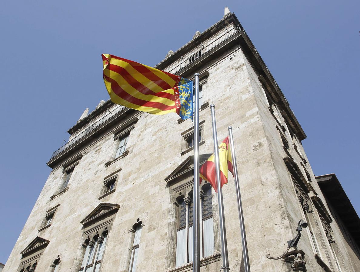 10:00 - 20:00. 9 palacios para el 9 d'Octubre: Palau de la Generalitat, Palacio de los Borja (Corts Valencianes), Palacio de la Batllía, Palacio del Marqués de la Scala, Palacio dels Català de Valeriola, Palacio del Marqués de Malferit, Palacio de los Mercader, Palacio d'en Bou y Palacio del Marqués de Campo. 10:00 – 13:00 | 17:00 – 20:00: Rutas turísticas por el centro histórico de Valencia. Salida cada hora desde la puerta del Palau de la Generalitat.