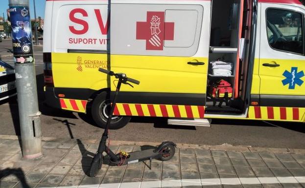 El patinete implicado en el accidente y la ambulancia que acudió al lugar para atender al herido.