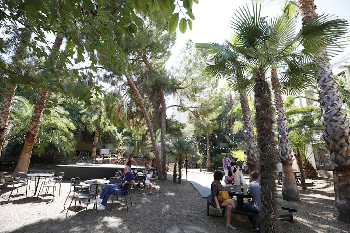 El antiguo convento de San José y Santa Teresa del barrio del Carmen abre hoy sábado 29 sus puertas al público, convertido en el nuevo centro cultural y de ocio referente en el corazón de la ciudad. El espacio dedicado, anteriormente, a la oración y clausura, llevaba diez años cerrado y se ha reconvertido en un hotel y espacio gastronómico y cultural. 