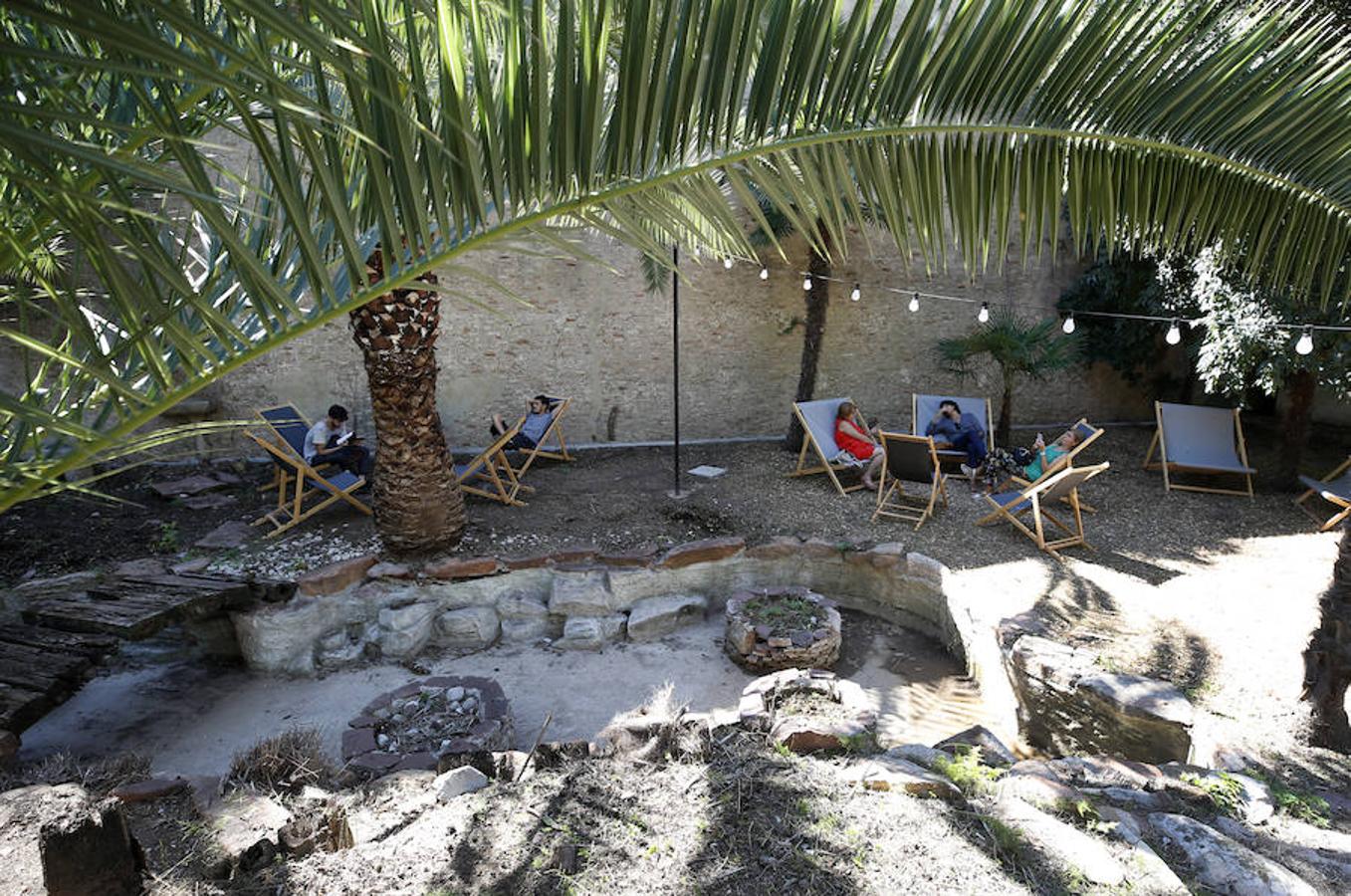 El antiguo convento de San José y Santa Teresa del barrio del Carmen abre hoy sábado 29 sus puertas al público, convertido en el nuevo centro cultural y de ocio referente en el corazón de la ciudad. El espacio dedicado, anteriormente, a la oración y clausura, llevaba diez años cerrado y se ha reconvertido en un hotel y espacio gastronómico y cultural. 