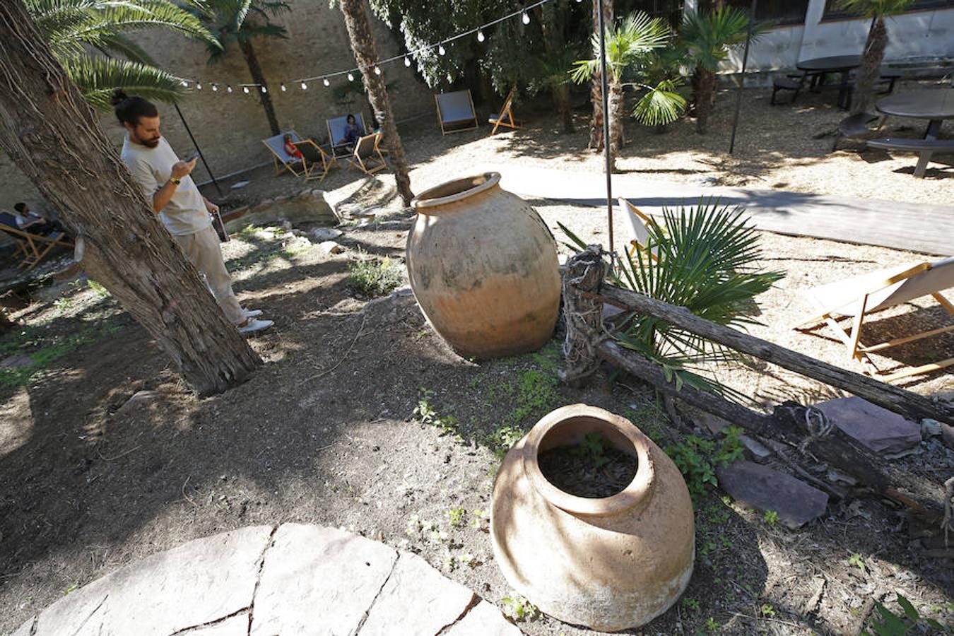 El antiguo convento de San José y Santa Teresa del barrio del Carmen abre hoy sábado 29 sus puertas al público, convertido en el nuevo centro cultural y de ocio referente en el corazón de la ciudad. El espacio dedicado, anteriormente, a la oración y clausura, llevaba diez años cerrado y se ha reconvertido en un hotel y espacio gastronómico y cultural. 