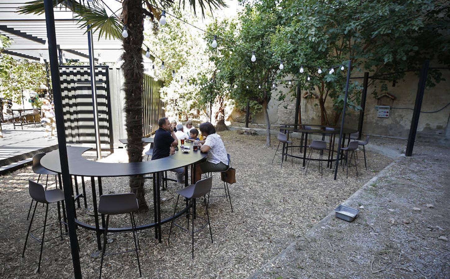 El antiguo convento de San José y Santa Teresa del barrio del Carmen abre hoy sábado 29 sus puertas al público, convertido en el nuevo centro cultural y de ocio referente en el corazón de la ciudad. El espacio dedicado, anteriormente, a la oración y clausura, llevaba diez años cerrado y se ha reconvertido en un hotel y espacio gastronómico y cultural. 