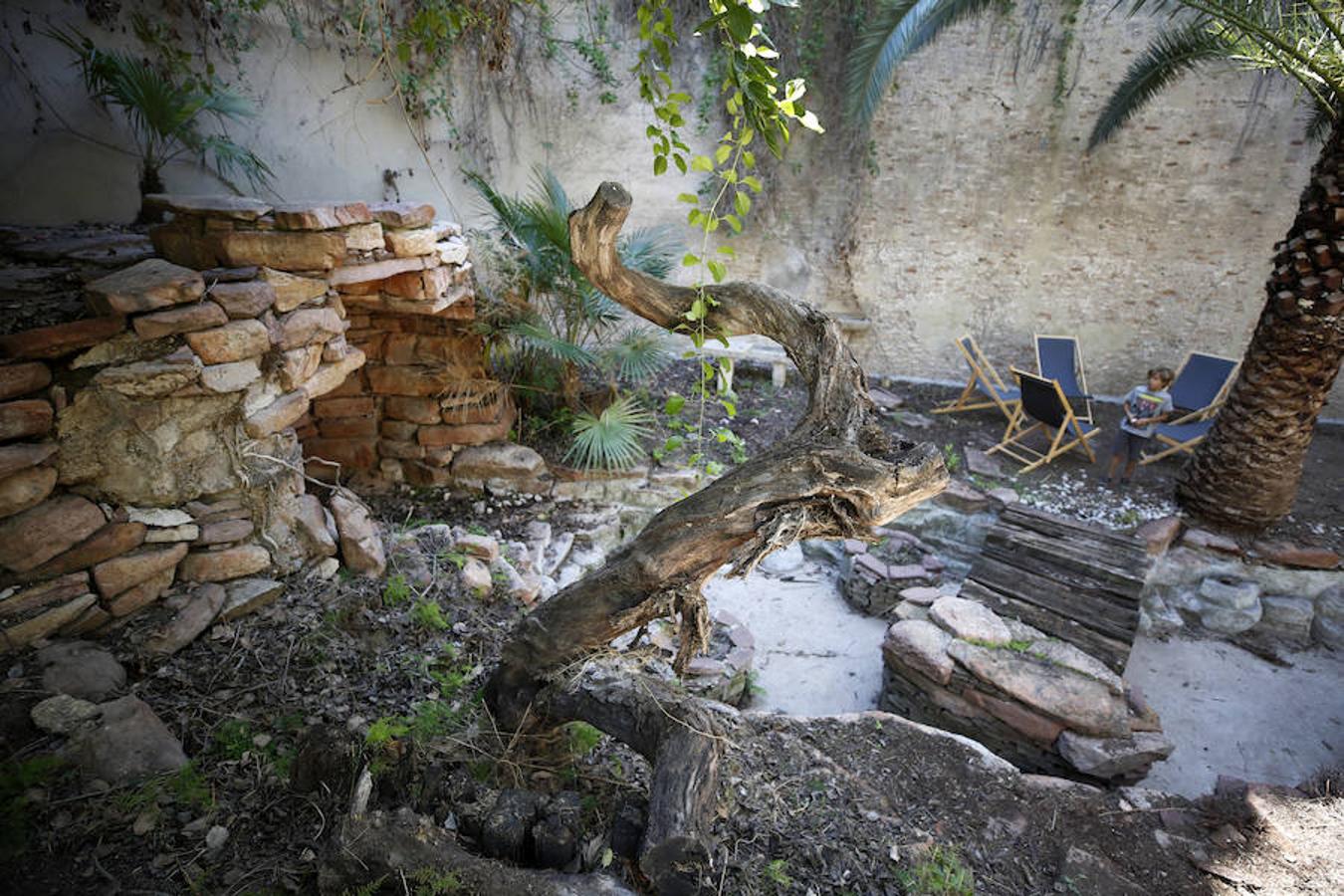 El antiguo convento de San José y Santa Teresa del barrio del Carmen abre hoy sábado 29 sus puertas al público, convertido en el nuevo centro cultural y de ocio referente en el corazón de la ciudad. El espacio dedicado, anteriormente, a la oración y clausura, llevaba diez años cerrado y se ha reconvertido en un hotel y espacio gastronómico y cultural. 