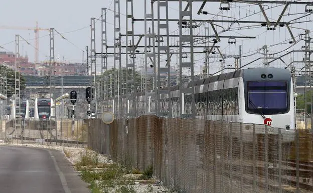 Vagones y Locomotoras de Metro Valencia almacenados en la base de FGV 