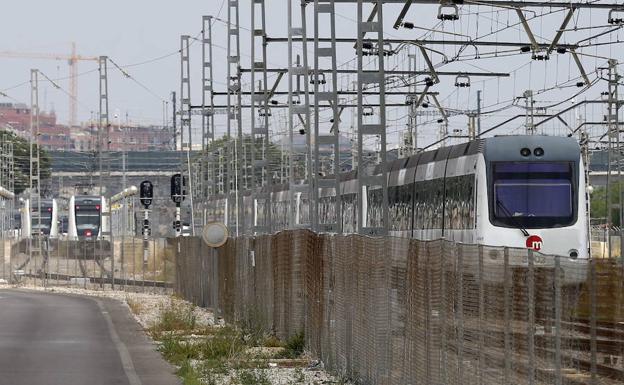 Vagones y Locomotoras de Metro Valencia almacenados en la base de FGV 