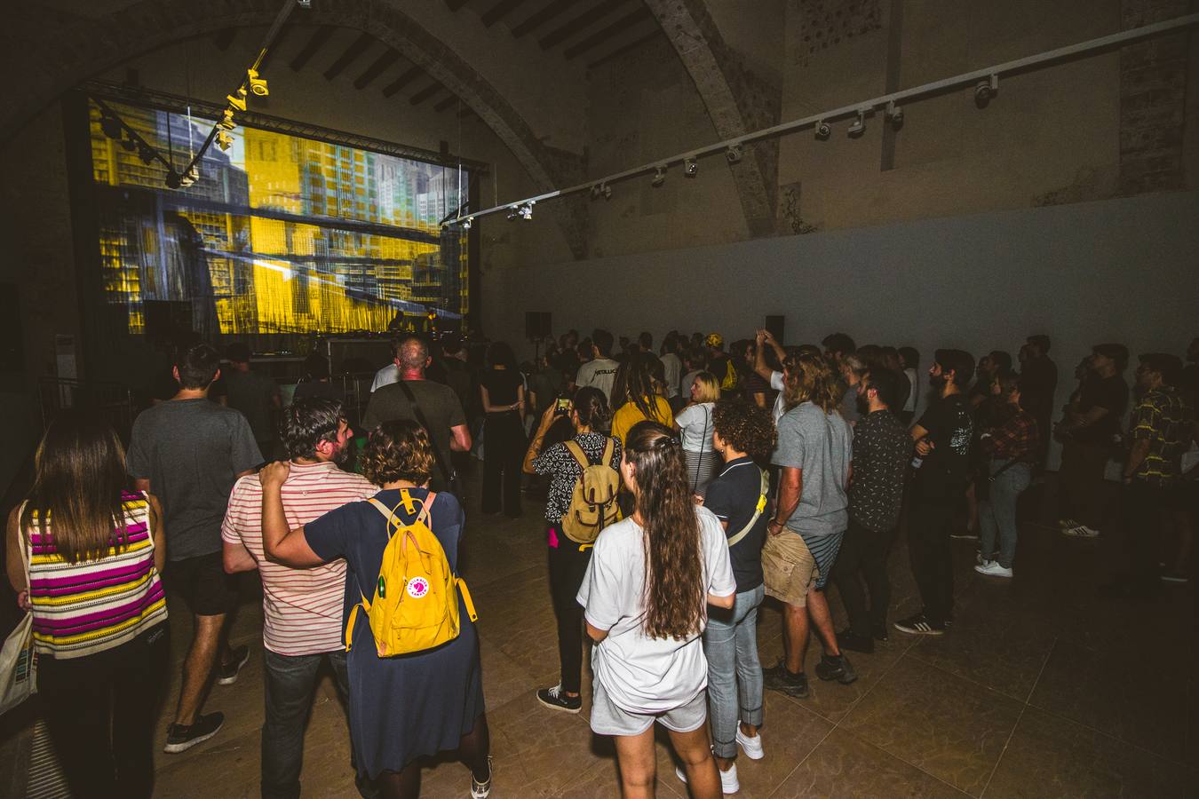 La artista alicantina Olga Diego hizo volar ayer una escultura de aire, luz y piel plástica en el claustro gótico del Centro del Carmen. 'Artefacto XVIII' es así un experimento aerostático que fusiona arte y ciencia. «Una ascensión sin tripulante, un vuelo cautivo controlado desde tierra que iluminará el cielo y que podría ascender hasta los 100 metros de altura», aseguró la artista.