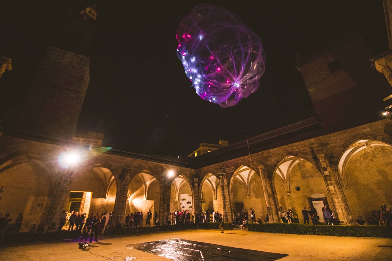 La artista alicantina Olga Diego hizo volar ayer una escultura de aire, luz y piel plástica en el claustro gótico del Centro del Carmen. 'Artefacto XVIII' es así un experimento aerostático que fusiona arte y ciencia. «Una ascensión sin tripulante, un vuelo cautivo controlado desde tierra que iluminará el cielo y que podría ascender hasta los 100 metros de altura», aseguró la artista.