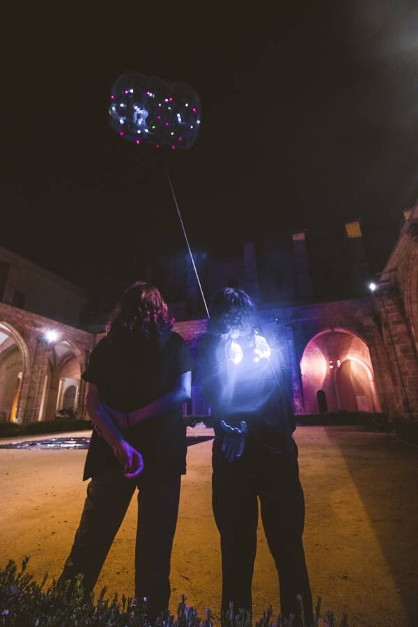 La artista alicantina Olga Diego hizo volar ayer una escultura de aire, luz y piel plástica en el claustro gótico del Centro del Carmen. 'Artefacto XVIII' es así un experimento aerostático que fusiona arte y ciencia. «Una ascensión sin tripulante, un vuelo cautivo controlado desde tierra que iluminará el cielo y que podría ascender hasta los 100 metros de altura», aseguró la artista.