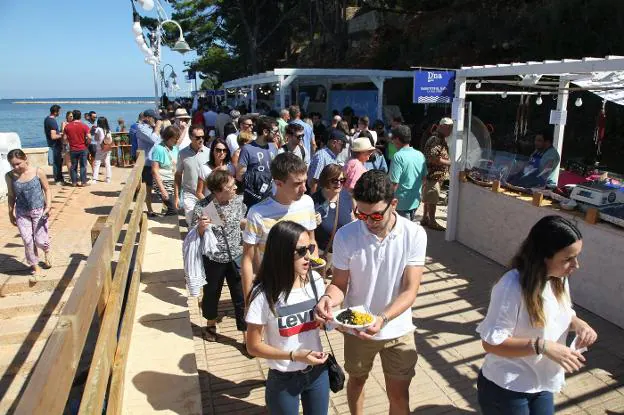 El público del D*na disfrutando de la gastronomía y de los puestos instalados en el paseo de la Marineta Cassiana de Dénia. 