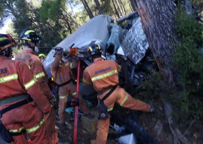 Imagen secundaria 1 - Los bomberos trabajan para excarcelar a las personas atrapadas en la furgoneta.