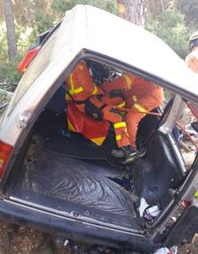Imagen secundaria 2 - Los bomberos trabajan para excarcelar a las personas atrapadas en la furgoneta.