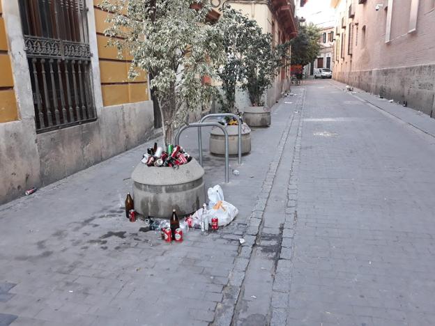 La calle Museu, con restos del botellón. 