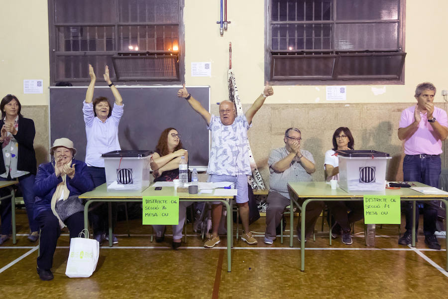 20:00. Se cierran los colegios electorales. Emoción entre los miembros de una mesa electoral. Comienza el recuento de las urnas.