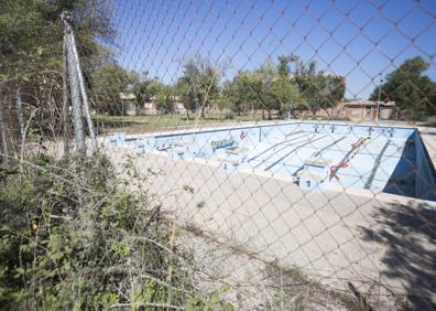 Imagen secundaria 1 - Las instalaciones de Llíria requieren de una profunda remodelación, cuentan con una vieja piscina y zonas deportivas.