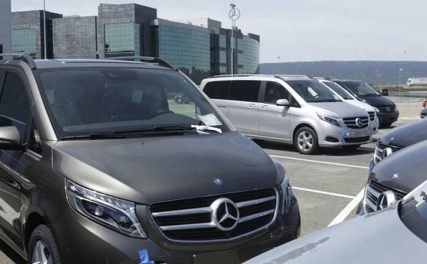 Vehículos Mercedes en el exterior de la fábrica de Vitoria. 