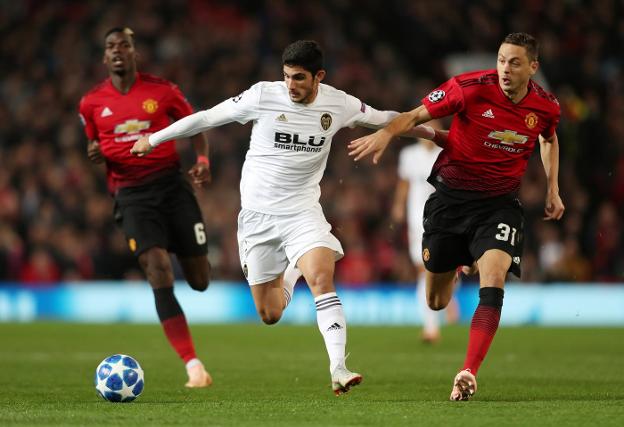 Guedes y Nemanja Matic, en el encuentro disputado en Old Trafford. 