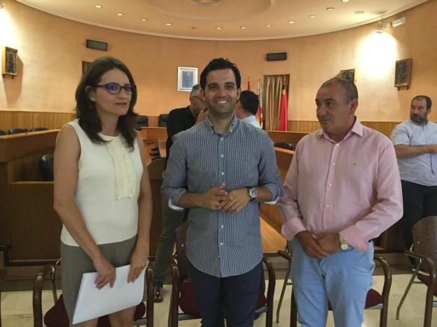 La responsable de la Conselleria de Igualdad, Mónica Oltra, durante una visita a Paterna, junto al alcalde. 