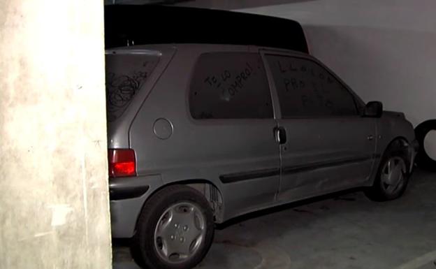 El coche de la fallecida, abandonado en el garaje durante años. 