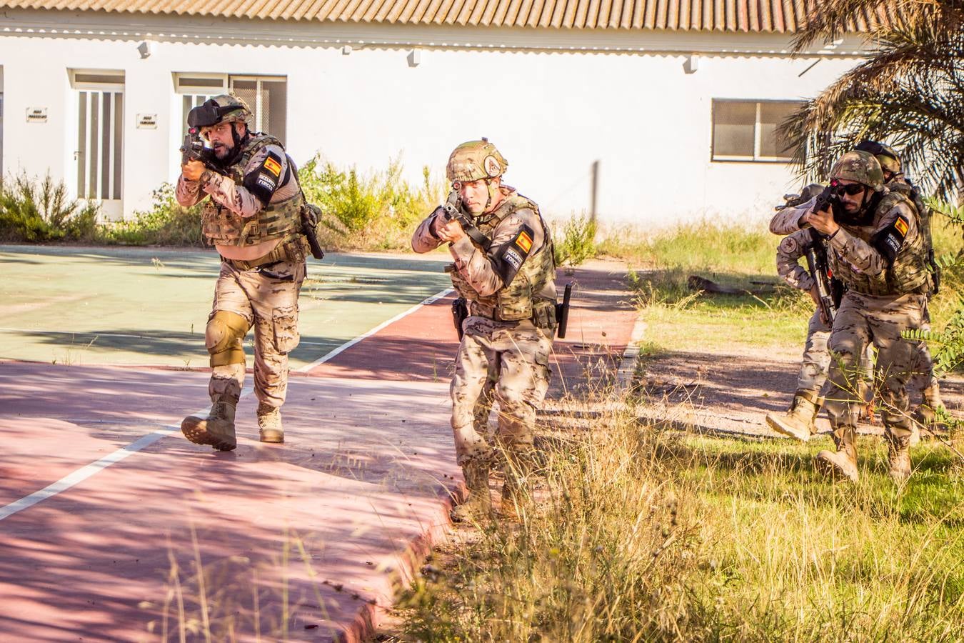 Decenas de vehículos de guerra han partido desde Paterna para unirse a los miles de soldados van a participar en la mayor demostración de fuerza de la OTAN en unas maniobras que se desarrollarán hasta noviembre en Noruega. Además, durante toda la semana el cuartel de Bétera acoge el ejercicio de Policía Militar más importante de Europa en el que participan 700 efectivos del Ejército de España y otros 13 países.