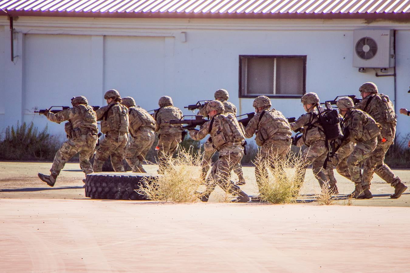 Decenas de vehículos de guerra han partido desde Paterna para unirse a los miles de soldados van a participar en la mayor demostración de fuerza de la OTAN en unas maniobras que se desarrollarán hasta noviembre en Noruega. Además, durante toda la semana el cuartel de Bétera acoge el ejercicio de Policía Militar más importante de Europa en el que participan 700 efectivos del Ejército de España y otros 13 países.