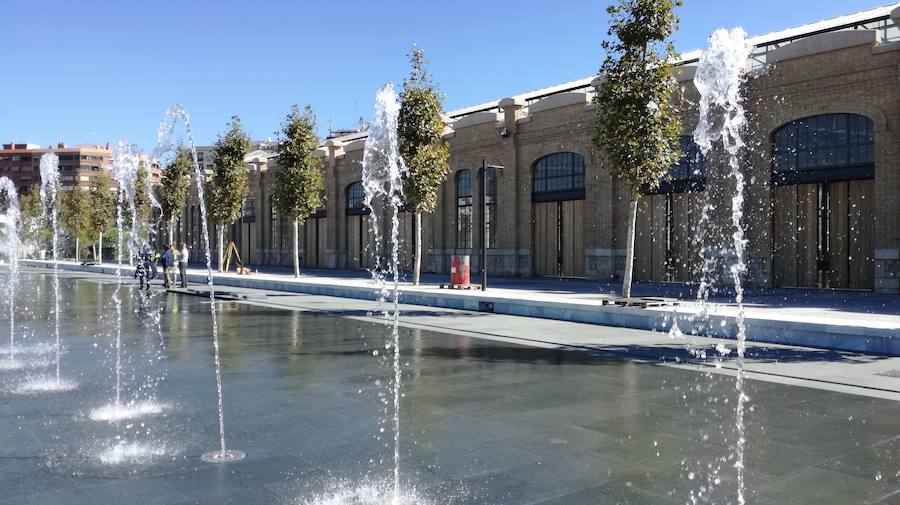 Las empresas que construyen el jardín prueban la iluminación y los chorros de agua en el gran estanque