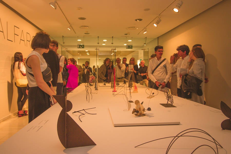 La exposición 'Alfaro. Laboratorio de formas escultóricas', la retrospectiva que recorre en la Fundación Bancaja de Valencia los más de 50 años de trabajo del escultor valenciano, acerca al público no solo a su obra y a su «exceso de creatividad» sino también a su faceta de artista «investigador» de formas y materiales, a su «curiosidad infinita», a su «imaginación escultórica», a su «interés por el espacio público» y a su «compromiso con la colectividad». La muestra se podrá visitar hasta el próximo 3 de febrero.