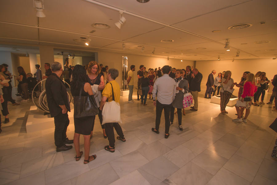 La exposición 'Alfaro. Laboratorio de formas escultóricas', la retrospectiva que recorre en la Fundación Bancaja de Valencia los más de 50 años de trabajo del escultor valenciano, acerca al público no solo a su obra y a su «exceso de creatividad» sino también a su faceta de artista «investigador» de formas y materiales, a su «curiosidad infinita», a su «imaginación escultórica», a su «interés por el espacio público» y a su «compromiso con la colectividad». La muestra se podrá visitar hasta el próximo 3 de febrero.