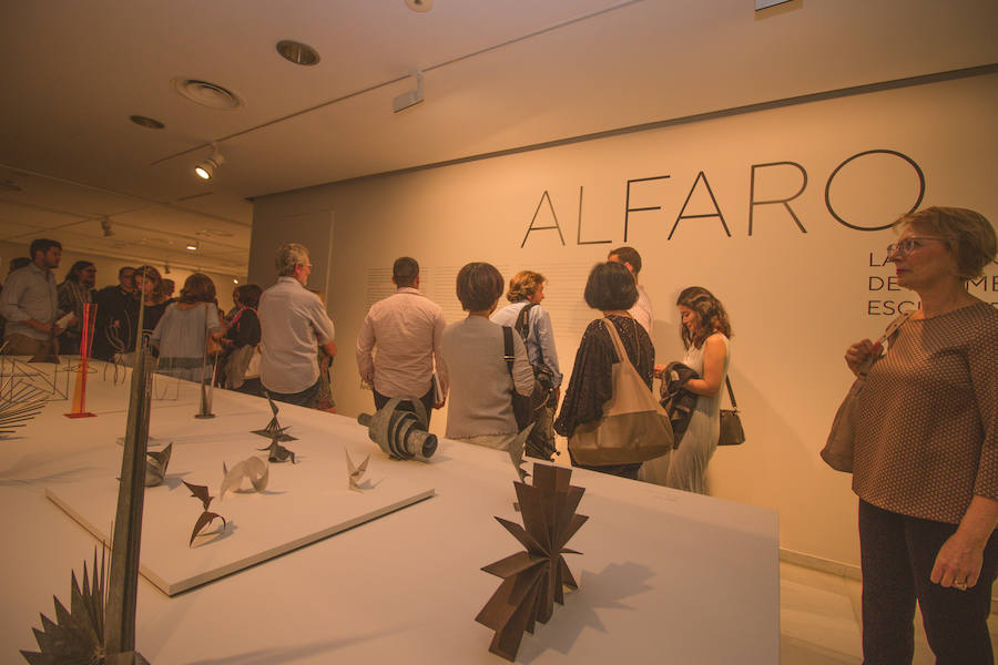 La exposición 'Alfaro. Laboratorio de formas escultóricas', la retrospectiva que recorre en la Fundación Bancaja de Valencia los más de 50 años de trabajo del escultor valenciano, acerca al público no solo a su obra y a su «exceso de creatividad» sino también a su faceta de artista «investigador» de formas y materiales, a su «curiosidad infinita», a su «imaginación escultórica», a su «interés por el espacio público» y a su «compromiso con la colectividad». La muestra se podrá visitar hasta el próximo 3 de febrero.