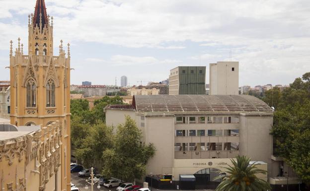 Galería. Comienzo de las obras en la Piscina Valencia, con el Palacio de Exposición a la izquierda de la imagen.