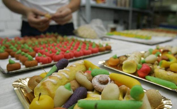 Una pastelería de Valencia prepara las bandejas de frutas y hortalizas de mazapán que se regalan el 9 de octubre en la Comunitat.