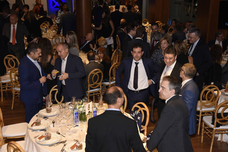 Nutai, Plastic Omnium y el empresario Domingo Ochoa recibieron este jueves los premios AVIA 2018 durante la III Noche del Motor de la Comunitat. El evento congregó a más de 200 personas en Las Arenas y sirvió para celebrar el XV aniversario de AVIA y rendir homenaje a Emilio Orta, que presidió el clúster durante diez años y falleció en mayo. Mónica Alegre, presidenta de AVIA, reclamó a la administración «que se pongan las bases para atraer inversiones», en un contexto «de incertidumbre» y en el que se ven afectados por «la situación de Turquía, el 'Brexit' o los aranceles de Estados Unidos». «Frente a todo esto, necesitamos una administración que busque nuevas inversiones en la Comunitat que nos permita diversificar», subrayó en presencia del conseller Rafael Climent y la secretaria autonómica Blanca Marín. Además, demandó «apoyo para la adopción de procesos de la industria 4.0», así como profundizar en la FP Dual y desarrollar formación superior relacionada con la automoción.