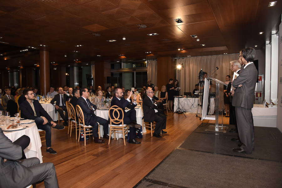 Nutai, Plastic Omnium y el empresario Domingo Ochoa recibieron este jueves los premios AVIA 2018 durante la III Noche del Motor de la Comunitat. El evento congregó a más de 200 personas en Las Arenas y sirvió para celebrar el XV aniversario de AVIA y rendir homenaje a Emilio Orta, que presidió el clúster durante diez años y falleció en mayo. Mónica Alegre, presidenta de AVIA, reclamó a la administración «que se pongan las bases para atraer inversiones», en un contexto «de incertidumbre» y en el que se ven afectados por «la situación de Turquía, el 'Brexit' o los aranceles de Estados Unidos». «Frente a todo esto, necesitamos una administración que busque nuevas inversiones en la Comunitat que nos permita diversificar», subrayó en presencia del conseller Rafael Climent y la secretaria autonómica Blanca Marín. Además, demandó «apoyo para la adopción de procesos de la industria 4.0», así como profundizar en la FP Dual y desarrollar formación superior relacionada con la automoción.