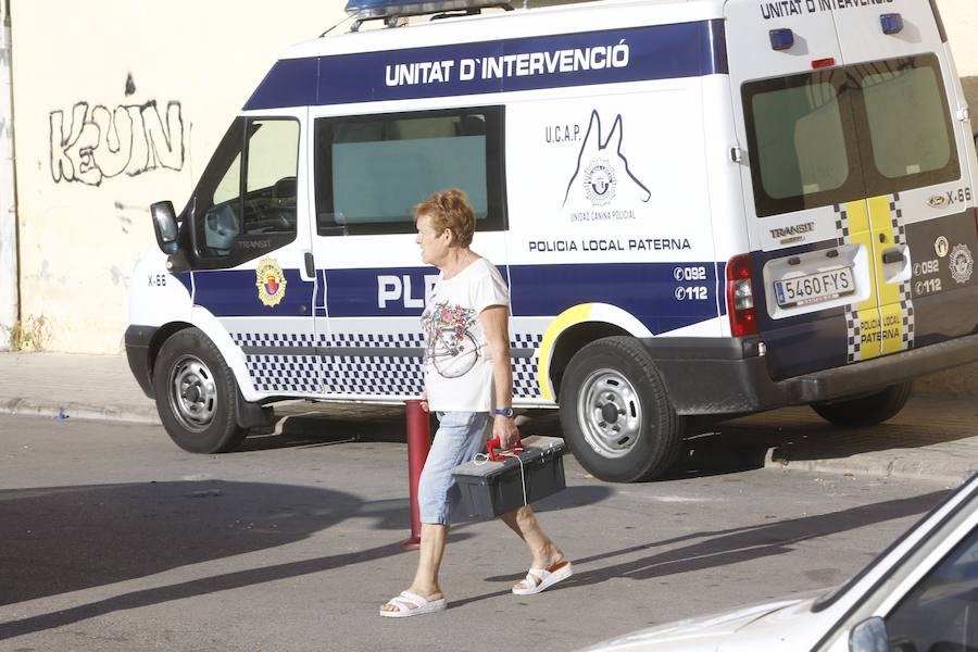 La Policía ha tapiado cinco viviendas de la finca amarilla de Paterna, un edificio lleno de okupas en el que solo residen ya unas ocho familias propietarias