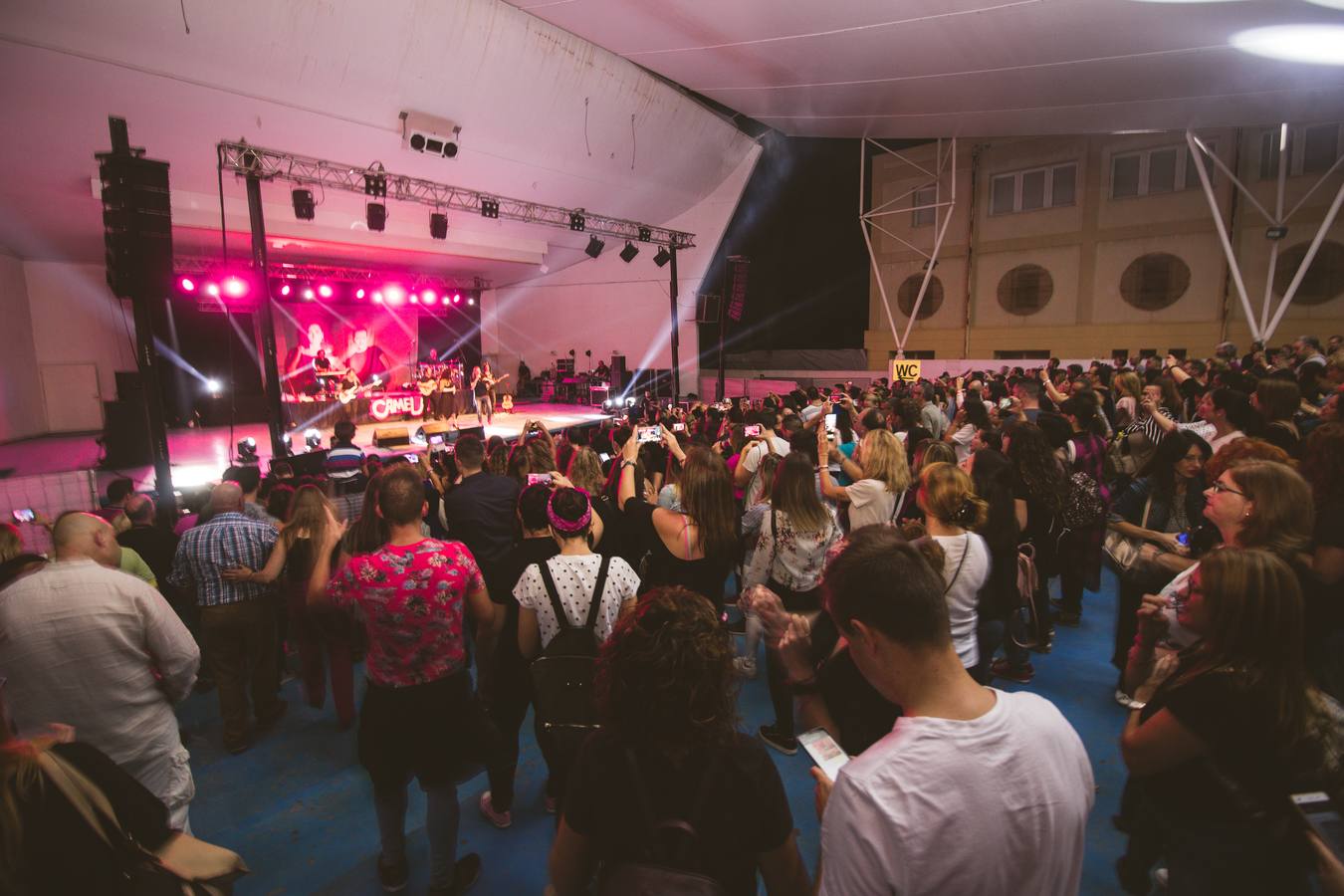 Ángeles y Dioni ofrecen un concierto en Burjassot ante un público entregado donde han interpretado éxitos como 'Nunca debí enamorarme', 'No puedo estar sin él' y 'Sueños inalcanzables'.