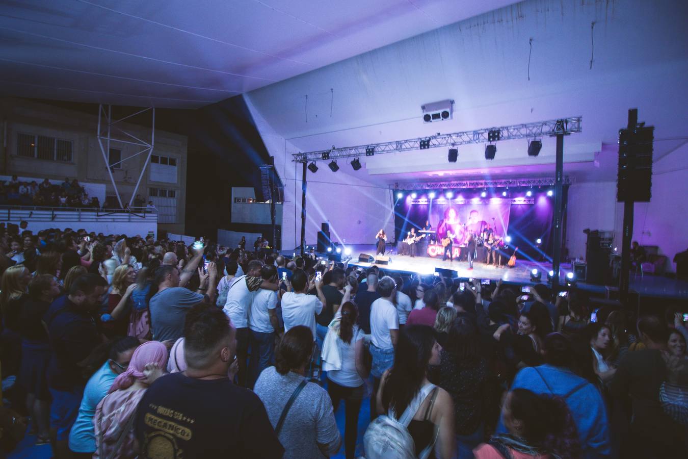 Ángeles y Dioni ofrecen un concierto en Burjassot ante un público entregado donde han interpretado éxitos como 'Nunca debí enamorarme', 'No puedo estar sin él' y 'Sueños inalcanzables'.