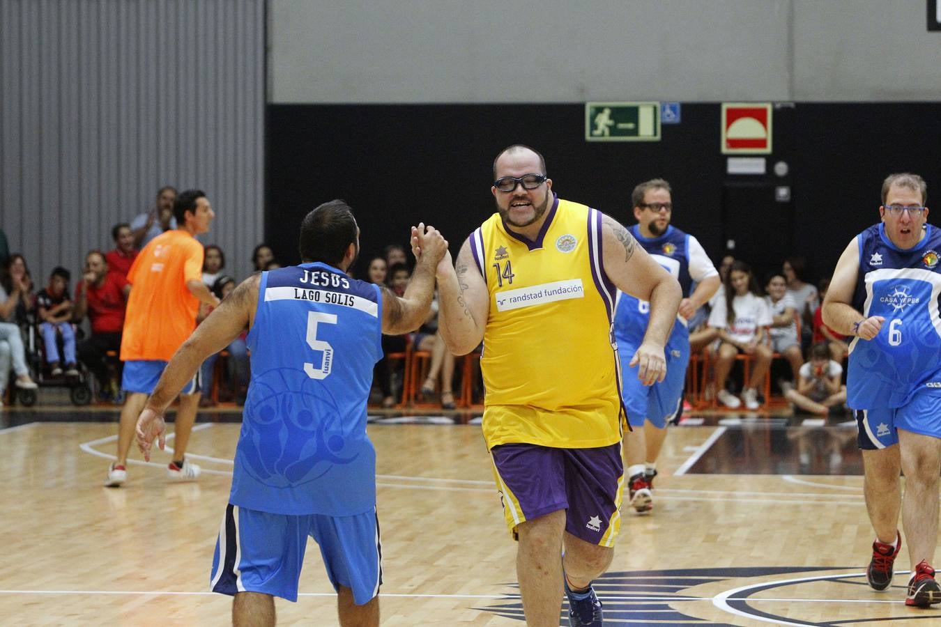 Los actores de la película de Javier Fesser juegan con el equipo que inspiró la cinta, el Aderes de Burjassot