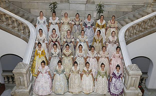 Las cortes de honor ensayan la proclamación de las falleras mayores de Valencia 2019.