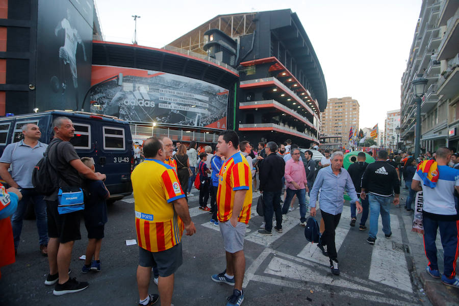 Estas son las mejores imágenes que deja el partido de la octava jornada en un Mestalla rebosante de aficionados