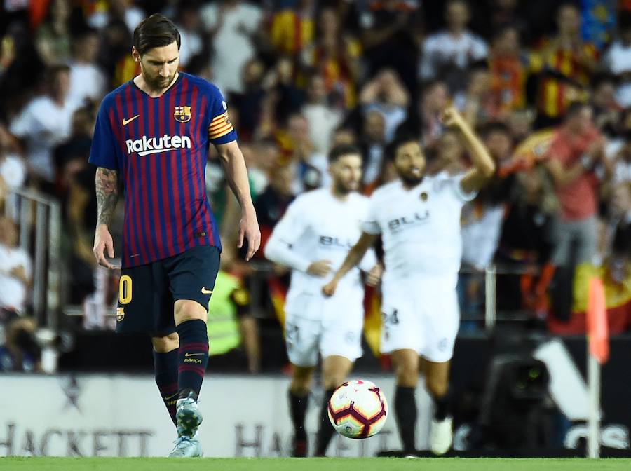 Estas son las mejores imágenes que deja el partido de la octava jornada en un Mestalla rebosante de aficionados