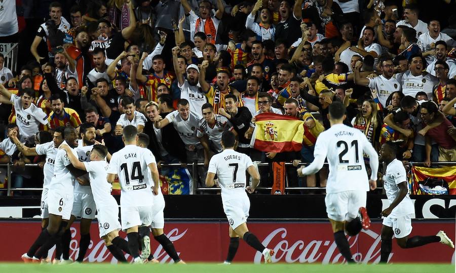 Estas son las mejores imágenes que deja el partido de la octava jornada en un Mestalla rebosante de aficionados